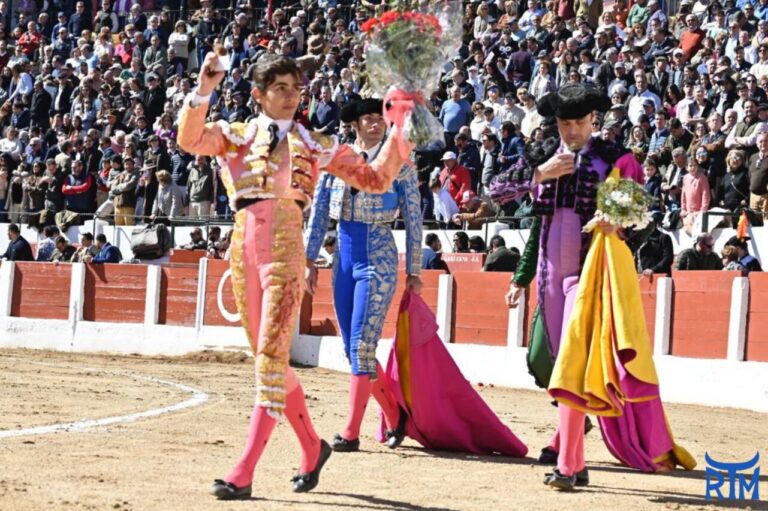 Grande victoire avec un siège complet pour Manuel Román, quatre oreilles à ses débuts avec des picadors à Linares