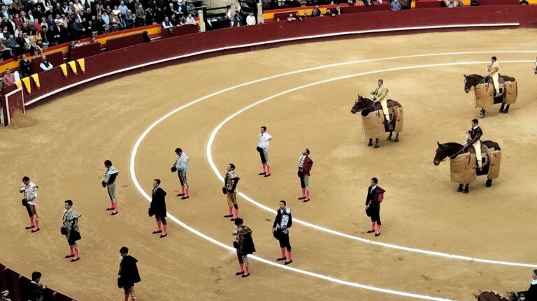 L&rsquo;épée ferme la porte d&rsquo;entrée d&rsquo;un important et sérieux Tomás Rufo à Valence