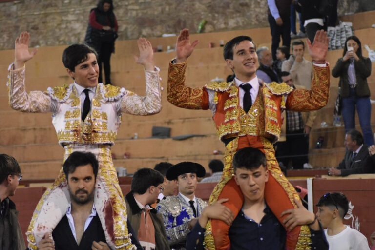 Marcos Linares et Ismael Martín Grande porte à Montoro
