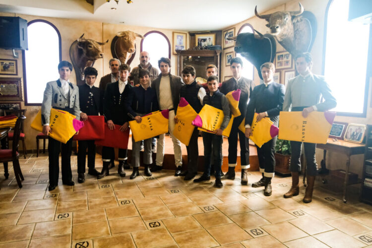 Roca Rey offre des capes et des béquilles à l&rsquo;école de tauromachie de Valence