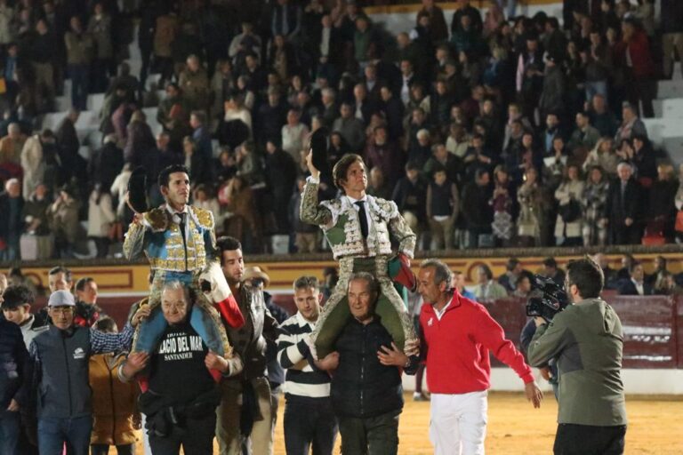 Talavante accompagne El Juli dans la première grande porte de la saison de son 25e anniversaire.