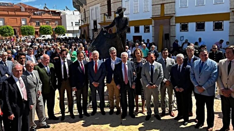 Curro Romero inaugure son monument à La Algaba entouré de nombreux toreros