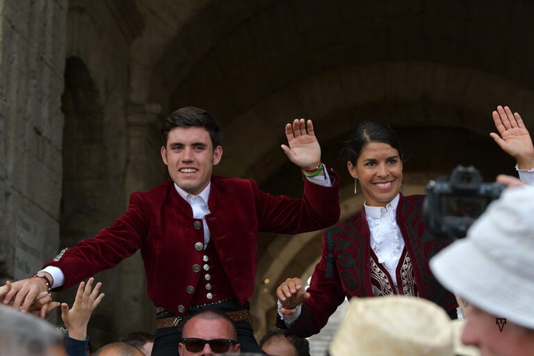 Guillermo Hermoso, trois oreilles ;  Léa Vicens, deux.  Matinée importante à Arles avec une grande corrida de San Pelayo