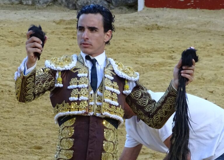Lea Vicens et Joaquín Galdós, six oreilles et deux queues, sur les épaules avec Bonmatí à Villaluenga del Rosario