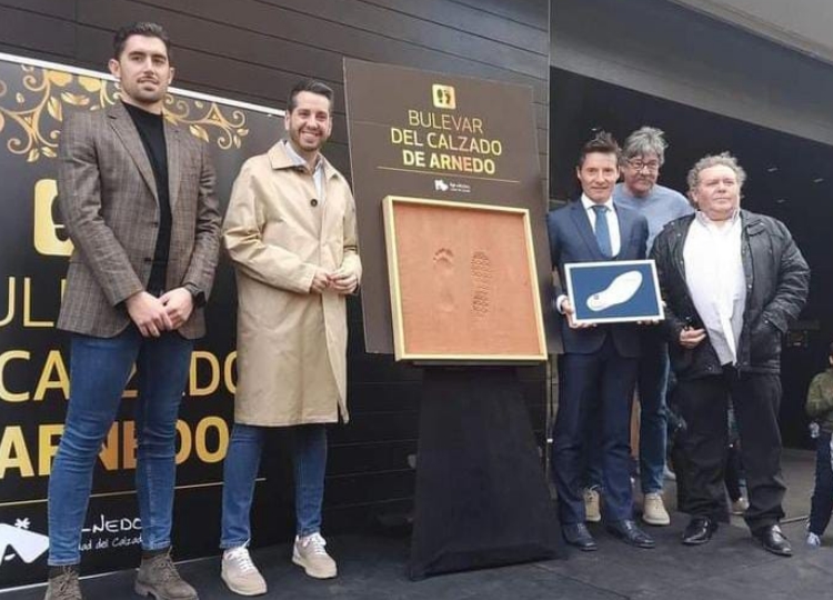Les empreintes d&rsquo;Urdiales font déjà partie du boulevard del Calzado à Arnedo