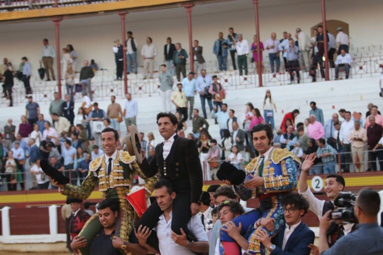 Ventura, Morante et David de Miranda partent sur les épaules de la Plaza de Mérida.
