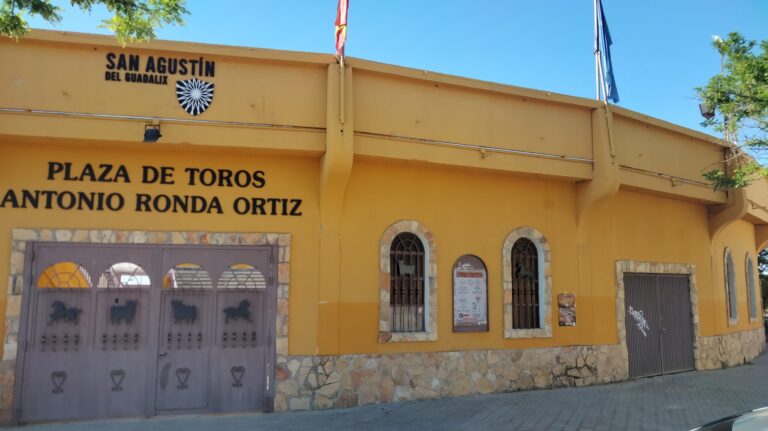 Génisse au-dessus de la liste restreinte de la première de la Fan Fair à San Agustín del Guadalix