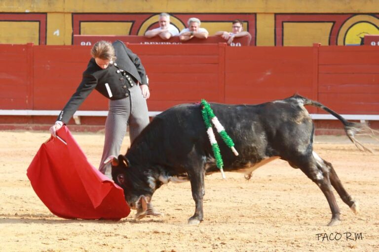 Jaime Padilla sur les épaules d&rsquo;Algésiras avec Alejandro Nuñez et Juanmi Vidal