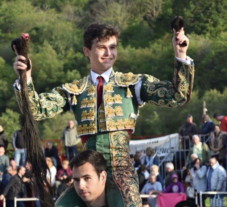Sept oreilles et une queue pour Daniel Medina, un torero qui frappe à la porte des foires