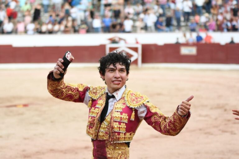 L&rsquo;héroïque Isaac Fonseca, qui était seul avec six taureaux et a coupé trois oreilles à Colmenar Viejo