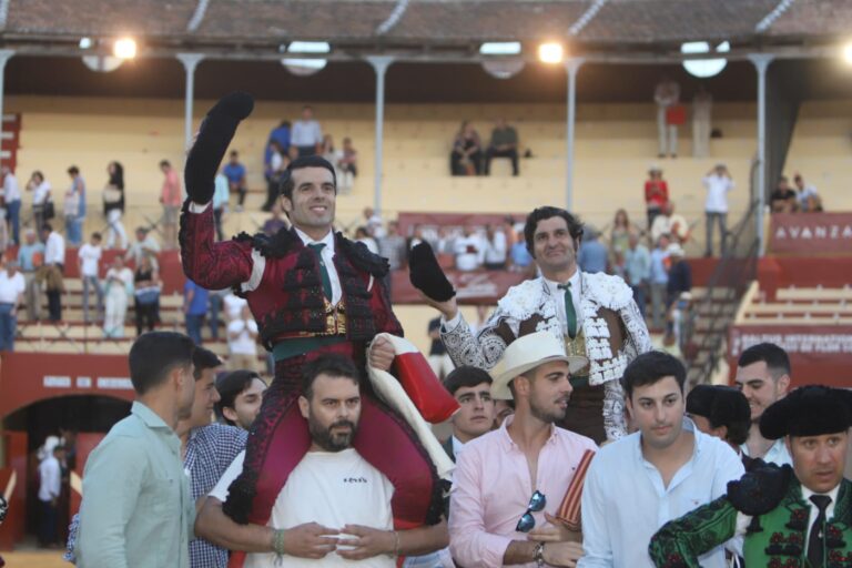 Morante de la Puebla et Emilio de Justo par la porte principale de Sanlúcar de Barrameda