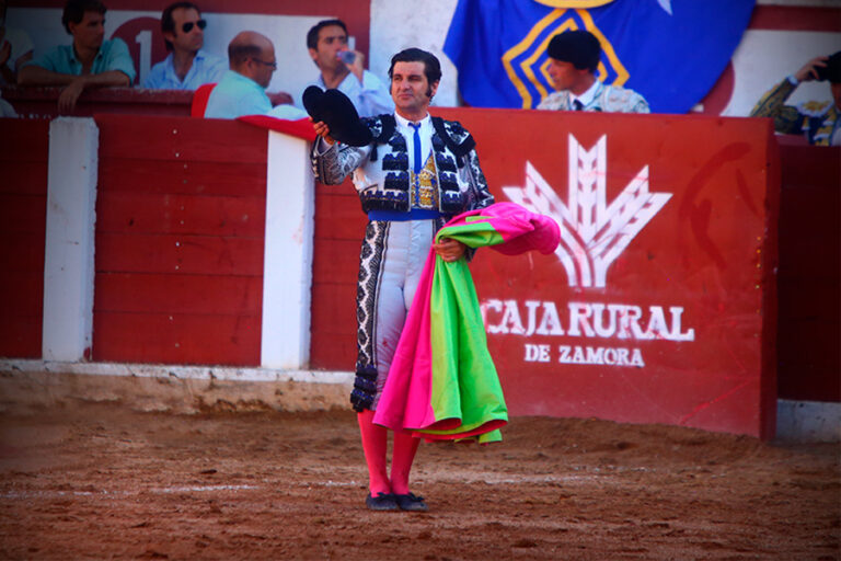 Castella et Durán, sur les épaules ;  Morante, le travail à Zamora