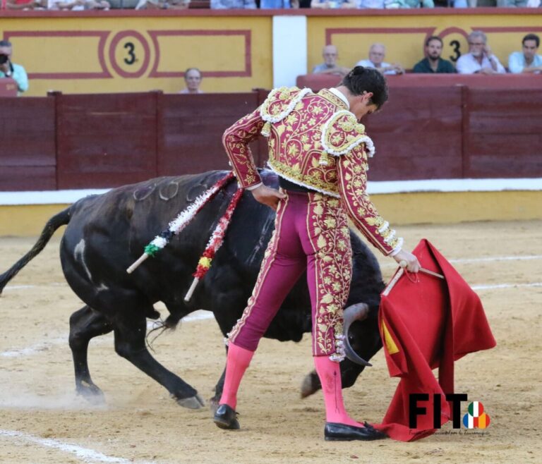 Ovation avec salutations.  Détermination et condamnation de Luque (Direct : Badajoz)