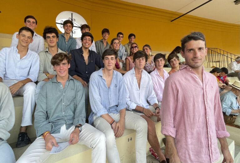 Alfonso Cadaval, avec les étudiants invités par Pagés à la dernière corrida d&rsquo;engrais