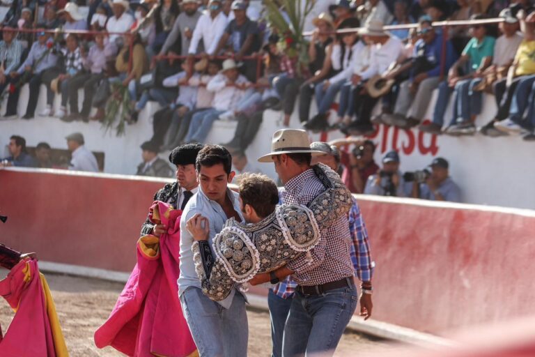 Arturo Saldívar, encorné avec trois trajectoires à la cuisse gauche à Caxixi