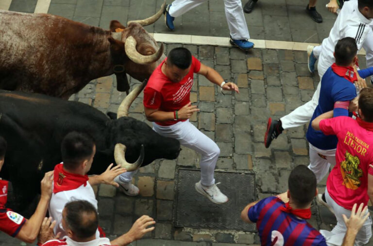 Cuvillos comme des balles dans les rues de Pampelune