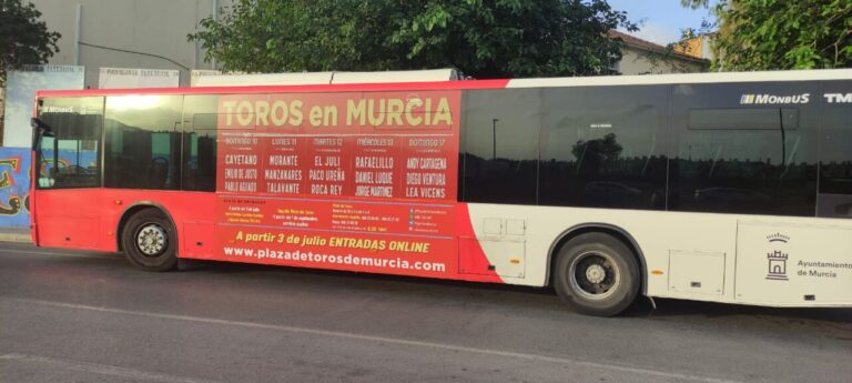 Des bus, des panneaux publicitaires et des poteaux publicitaires remplissent Murcie de corridas