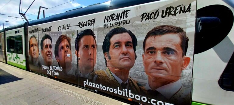 Des taureaux et des toreros « courent » dans les rues de Bilbao