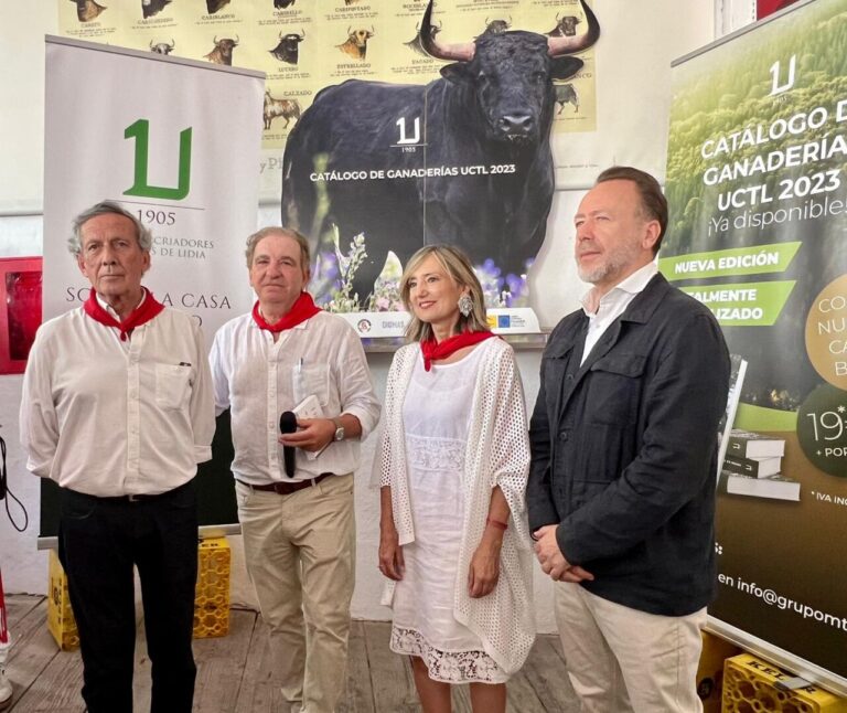 Le catalogue des troupeaux 2023 de l&rsquo;Union Royale des Éleveurs de Taureaux de Combat est présenté à Pampelune