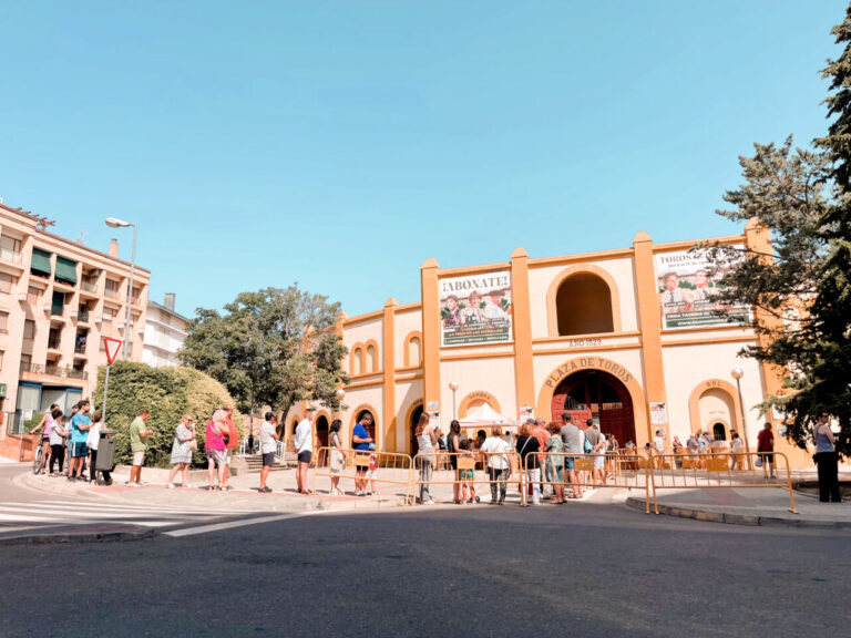 Longues files d&rsquo;attente pour acheter des billets simples pour la foire taurine de Huesca