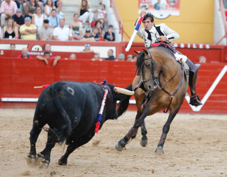 Nouvelle leçon de Ventura, sur les épaules de Sergio Pérez à Arévalo