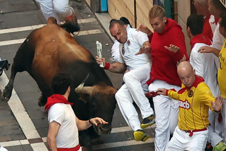 Un encornement et dix polycontusions dans la quatrième course des taureaux de San Fermín (Rapport provisoire des blessés)