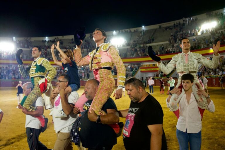 Une queue de Roca Rey, sur les épaules avec Talavante et Galván à Estepona