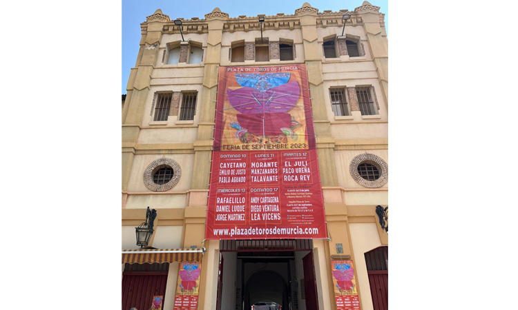 Une toile géante annonce la foire sur la façade de la Plaza de Murcia