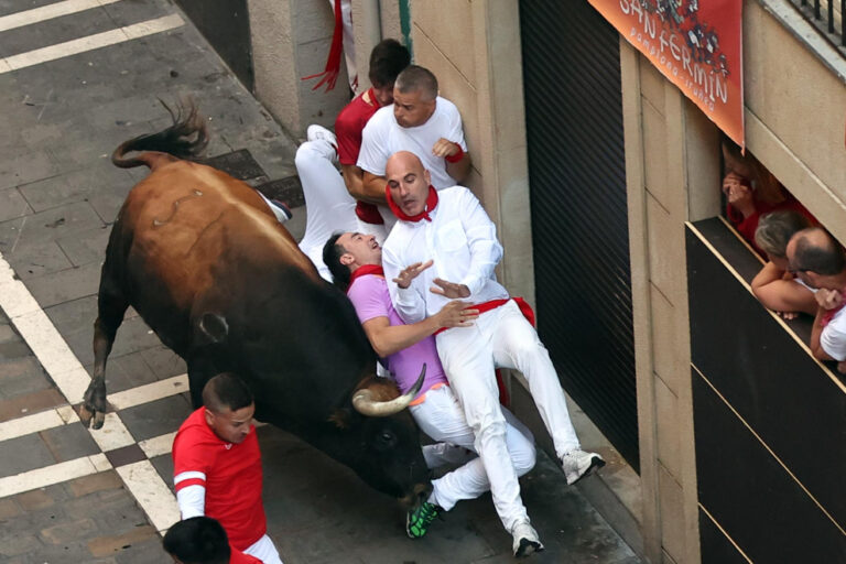 Vilain saut périlleux à Fran González, constable de Las Ventas, blessé lors de la course de taureaux d&rsquo;aujourd&rsquo;hui
