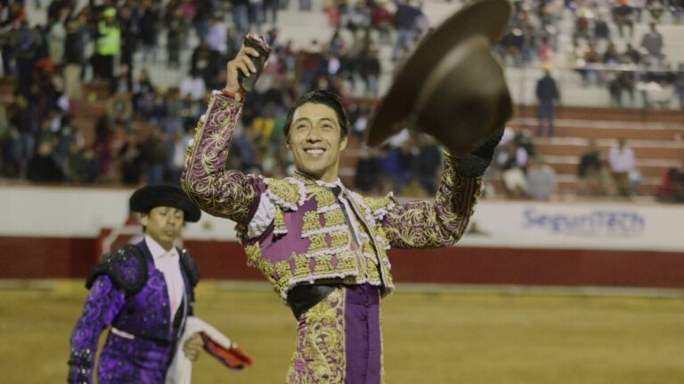 Sergio Flores gracie un taureau à Puruándiro