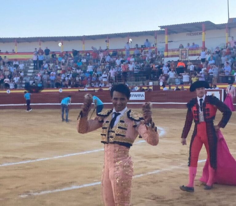 José Antonio Valencia et Aarón Infantes, sur les épaules de Pedro Muñoz (Plus de célébrations…)