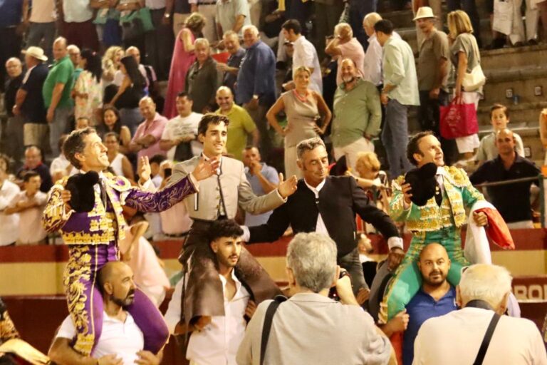 Quatre oreilles et une queue pour Ferrera, sur les épaules d&rsquo;Escribano et Adrián Venegas à Almendralejo
