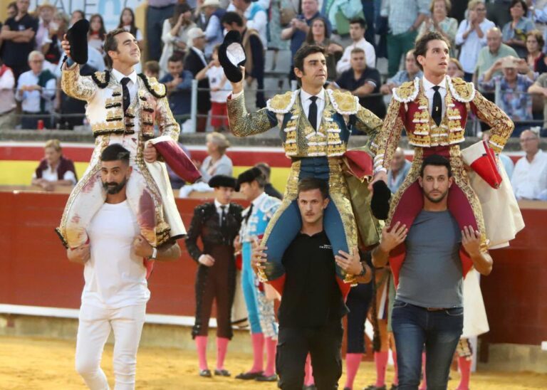 Séance plénière au départ de Palencia : El Fandi, Perera et Ginés Marín sur les épaules