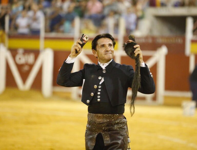 Sommet Diego Ventura, épaules avec Perera et Antonio Linares à Tomelloso