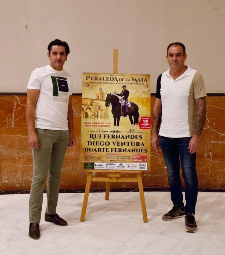 Ventura et un panneau avec des attractions, à Peraleda de la Mata