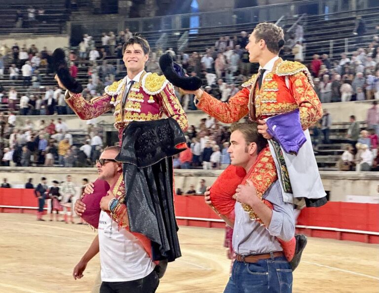 Adriano et El Rafi, Puerta Grande à Nîmes avec deux taureaux de retour sur le ring par Robert Margé
