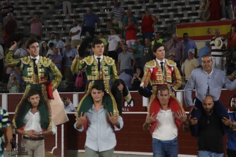 Albacete continue sa foire triomphale : les trois toreros et le maire d&rsquo;El Montecillo, sur les épaules