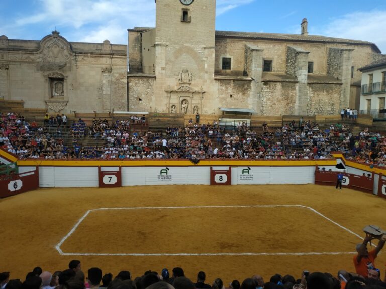 Performance optimiste d'Adrián Centenera, qui coupe l'oreille de la salle (Direct: Algemesí)