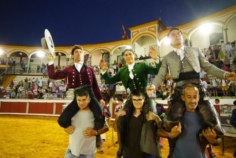 Andy Cartagena, Leonardo Hernández et Lea Vicens, sur les épaules à Pozoblanco