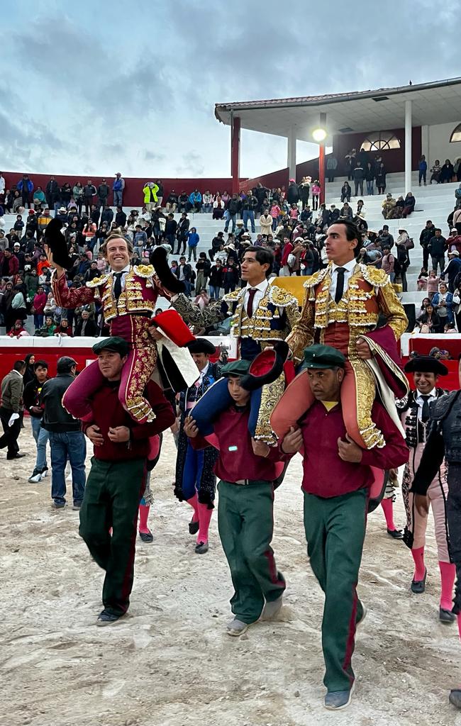 Apothéose à Hualgayoc : Galdós, Román et Luis David, sur les épaules