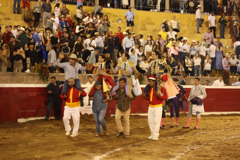 Armillita gracie un taureau de « La Concepción », lors d&rsquo;un après-midi triomphal avec Saldívar et Gilio San Miguel el Alto