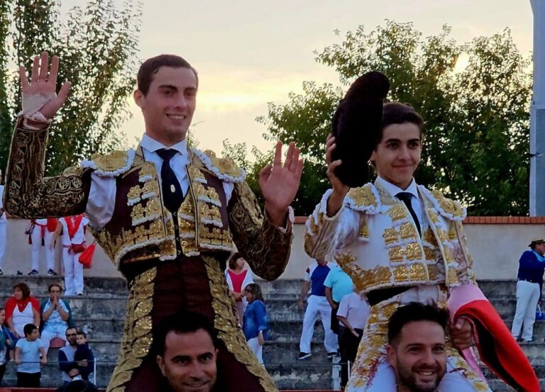 Diego Bastos et Manuel Román, sur les épaules et bonjour de Bruno Aloi à Nava de la Asunción