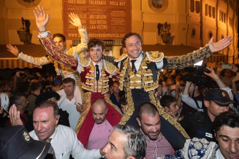 Jour de « rébellion » à Murcie : Rafaelillo, Fernando Adrián et Jorge Martínez, sur les épaules.