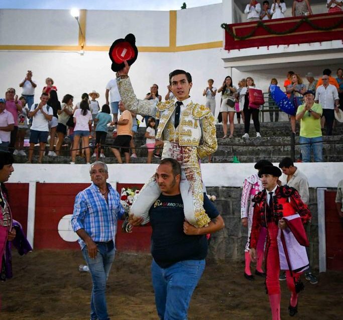 Les oreilles pleines de Bruno Aloi à Sotillo (Plus de célébrations…)