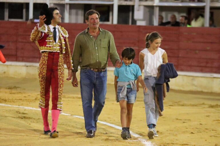 Perera gracie un taureau de Julio de la Puerta lors d&rsquo;un après-midi triomphal à Medina del Campo