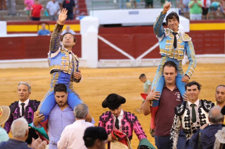 Quatre oreilles pour Curro Díaz, sur les épaules de Rafaelillo dans la corrida de Victorino à Daimiel