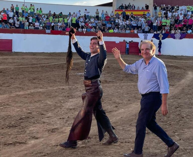 Sebastián Fernández, quatre oreilles et une queue, triomphe avec Antonio Bañuelos à Villanueva del Campo