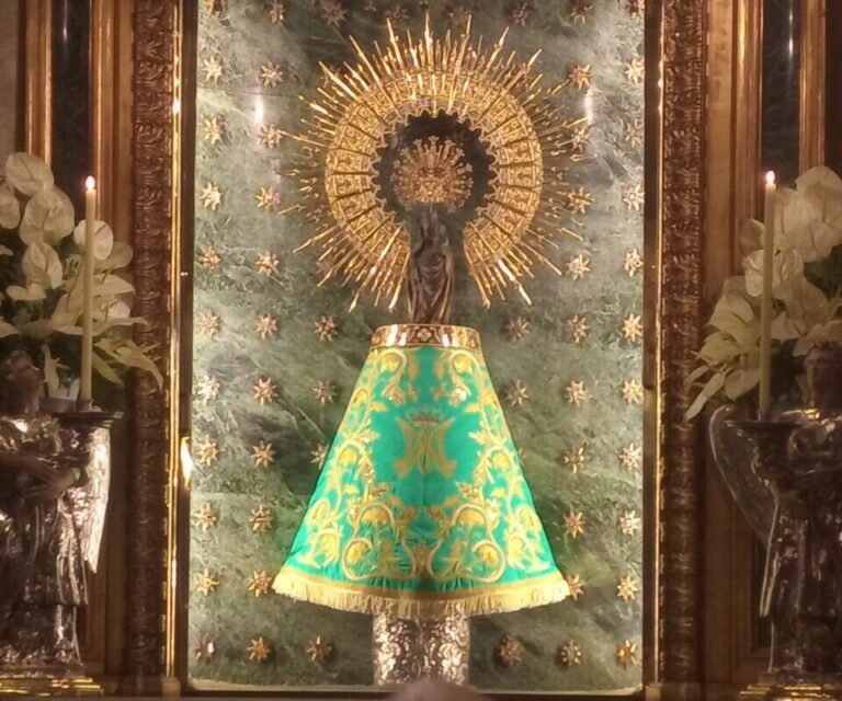 Le tailleur taurin Daniel Roqueta &lsquo;habille&rsquo; la Virgen del Pilar de Saragosse