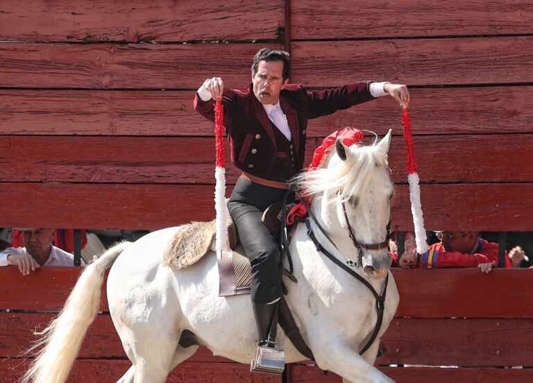 Alejandro Amaya fait ses débuts en tant que rejoneador lors d&rsquo;un festival à Higuera de la Sierra