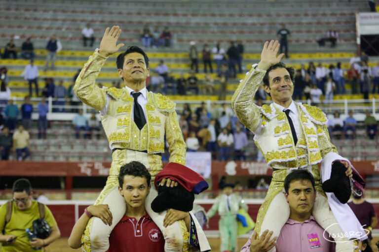 Grande porte de « El Zapata » et José Mauricio à Morelia